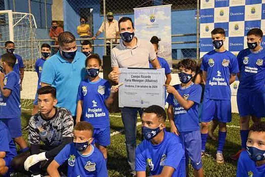 Lauro Michels entrega revitalização e gramado sintético do campo do Albatroz