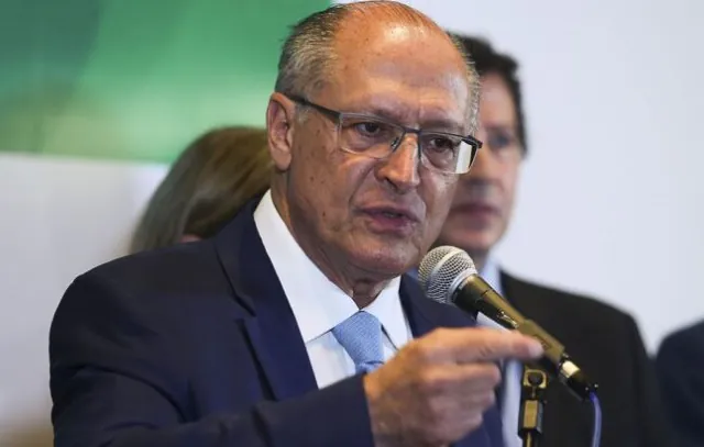 Alckmin diz que governo Bolsonaro foi de retrocessos e cita colapso na educação