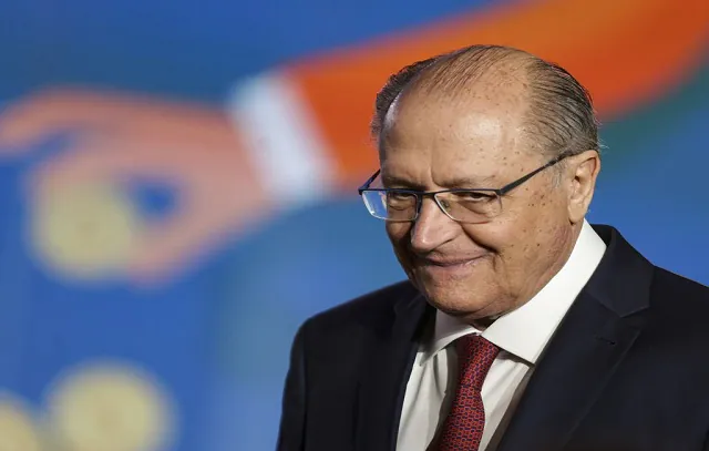 Alckmin comparece pela manhã ao velório da mãe de Fernando Haddad