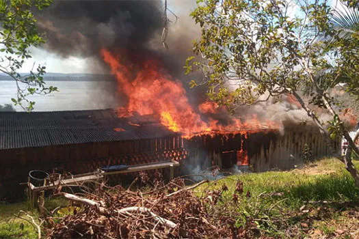 Garimpeiros travam cidade no Pará e incendeiam casas de indígenas