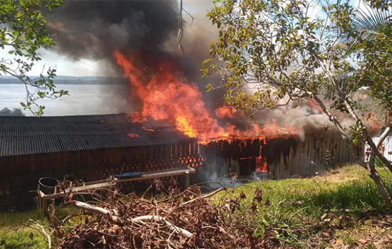 Garimpeiros travam cidade no Pará e incendeiam casas de indígenas