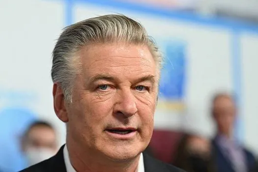 Diretora morre após Alec Baldwin disparar arma de fogo cenográfica em set de filmagem