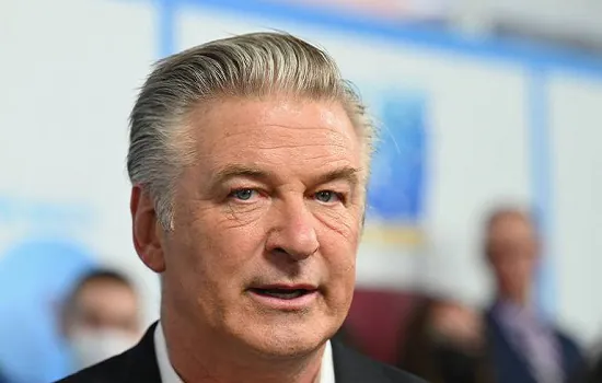 Diretora morre após Alec Baldwin disparar arma de fogo cenográfica em set de filmagem