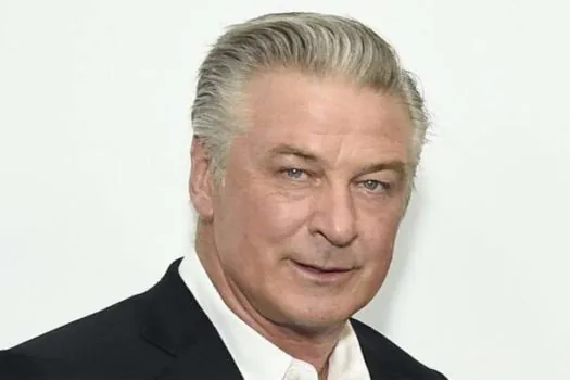 Após ter caso arquivado, Alec Baldwin quer processar xerife e promotor