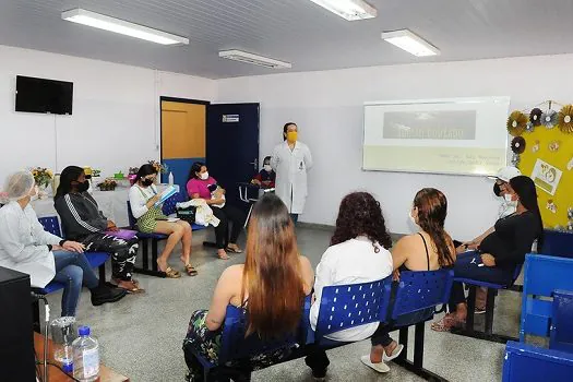 Mães trocam experiências sobre aleitamento materno em Diadema