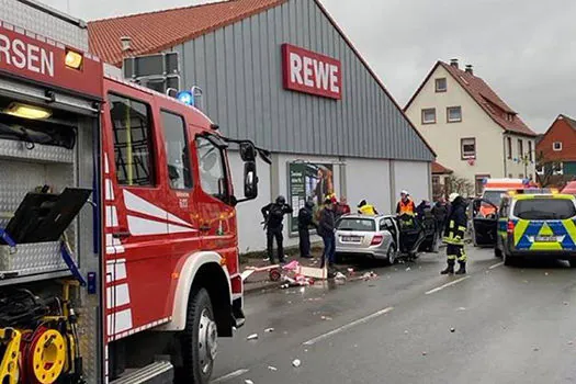 Carro avança contra desfile de carnaval na Alemanha e deixa ao menos 13 feridos