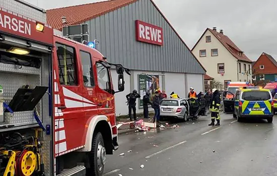 Carro avança contra desfile de carnaval na Alemanha e deixa ao menos 13 feridos