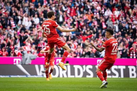 Bayern faz 6 a 0 no Schalke e mantém a liderança isolada no Campeonato Alemão