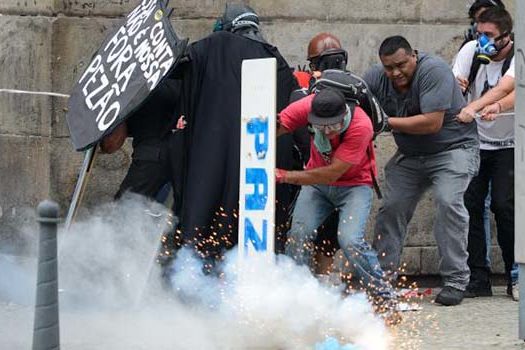 Manifestantes e PM entram em confronto em frente à Alerj