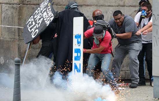 Manifestantes e PM entram em confronto em frente à Alerj