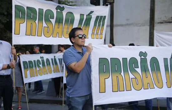 Assembleia do Rio ignora protestos e vota pela libertação de deputados presos