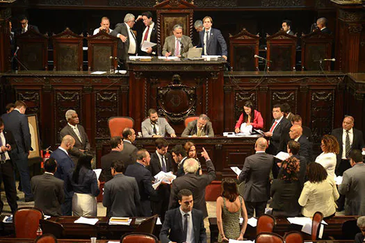 Assembleia do Rio mandar soltar cinco deputados presos por ‘mensalinho’