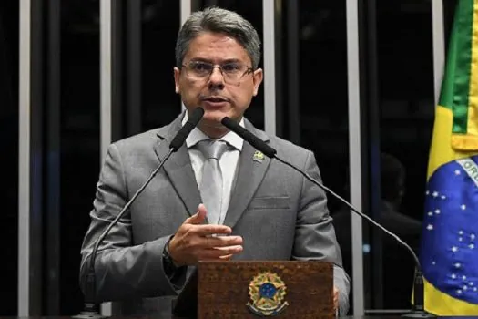 Senador Alessandro Vieira tem alta de hospital após se recuperar da covid-19