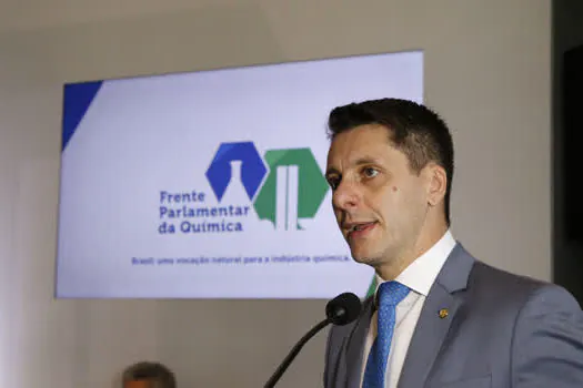 Ao assumir Frente Parlamentar de Química, Manente defende desburocratização