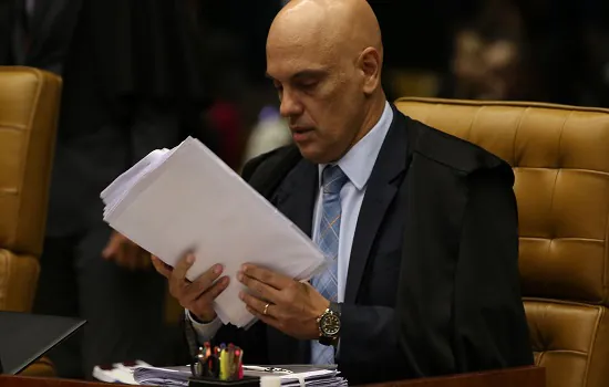 Alexandre de Moraes abre inquérito sobre live de Bolsonaro