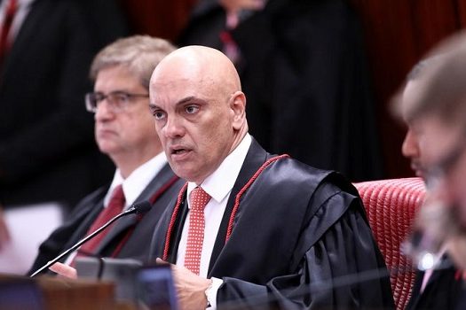 TSE: Alexandre de Moraes suspende investigações sobre institutos de pesquisa