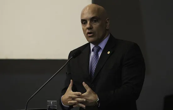 Alexandre de Moraes defende eleições e cobra leis contra milícia digital