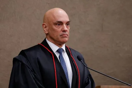 Assédio eleitoral é crime e será combatido civilmente e penalmente, diz Moraes