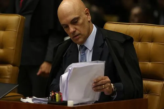 Bolsonaro formaliza pedido de impeachment de Alexandre de Moraes