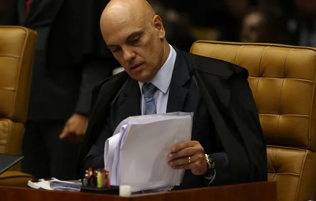 Moraes libera redes sociais do deputado eleito Nikolas Ferreira