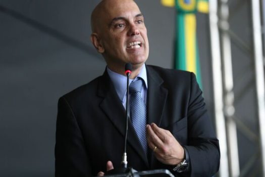 Moraes proíbe qualquer contato de Mauro Cid com Bolsonaro e Michelle