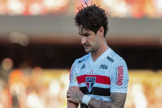 Pato treina com bola no CT do São Paulo, mas Rogério Ceni se esquiva sobre possível acerto