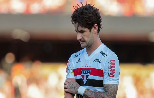 Pato treina com bola no CT do São Paulo