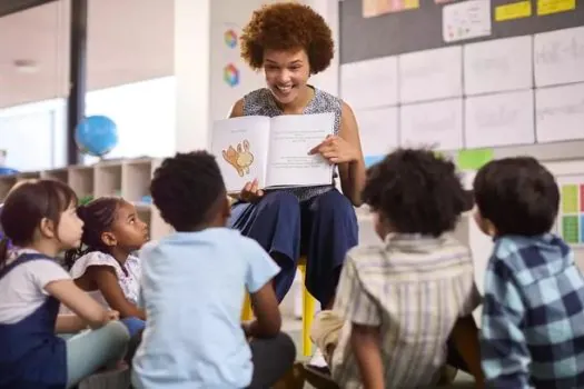 Alfabetização: criança deve escrever bilhetes e ler textos simples, define MEC