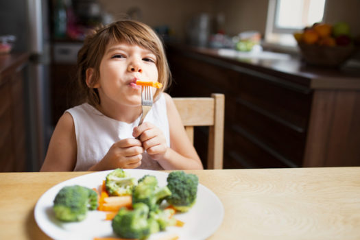 Quais os cuidados alimentares na primeira infância que devem ser seguidos