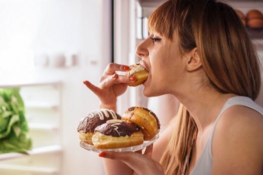 Compulsão alimentar: veja quais principais sintomas e formas de tratar transtorno