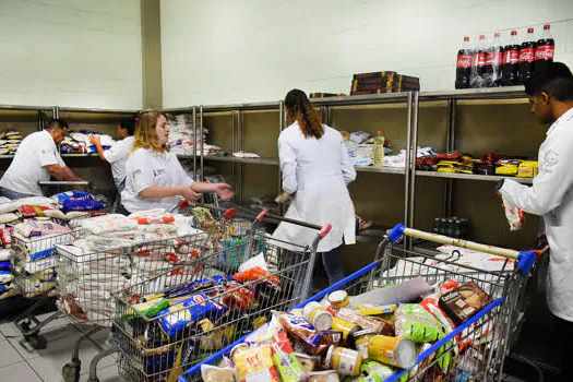 Alimentos do Natal do Bem são distribuídos a famílias de Diadema