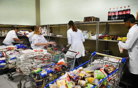 Alimentos do Natal do Bem são distribuídos a famílias de Diadema