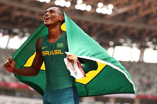 Alison dos Santos faz história com bronze nos 400m com barreira em Tóquio