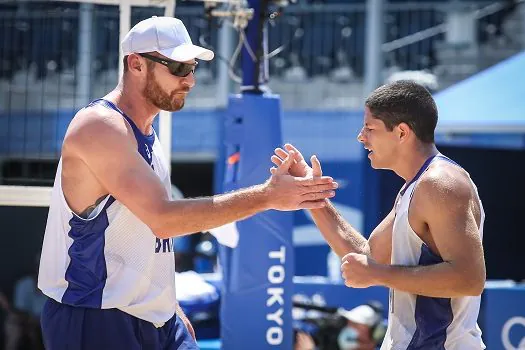 Duplas brasileiras do vôlei de praia vencem e avançam às oitavas na Olimpíada