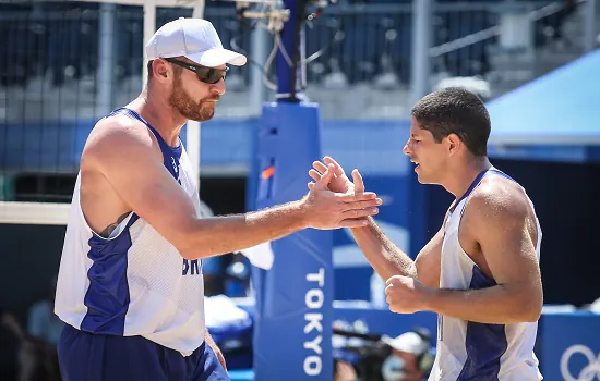 Duplas brasileiras do vôlei de praia vencem e avançam às oitavas na Olimpíada