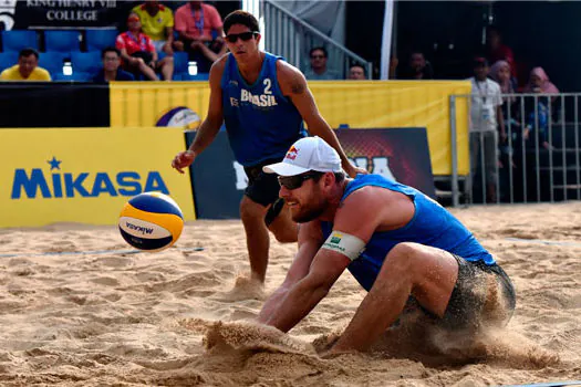 Alison e Álvaro Filho avançam para a semifinal no vôlei de praia