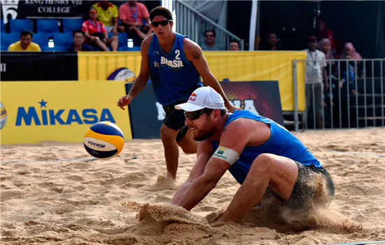 Alison e Álvaro Filho avançam para a semifinal no vôlei de praia