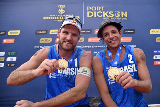 Alison e Álvaro Filho levam o ouro no vôlei de praia na Malásia