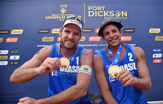 Alison e Álvaro Filho levam o ouro no vôlei de praia na Malásia