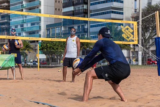 Vôlei de Praia: Alison e Álvaro retomam treinos com foco em Tóquio