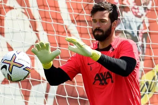 Recuperado de lesão, Alisson volta ao Liverpool em estreia no Campeonato Inglês