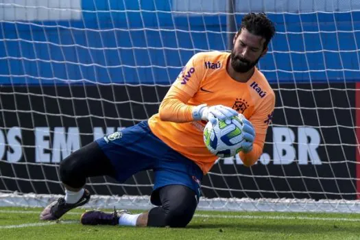 Goleiro Alisson desfalca Brasil diante de Guiné por causa da trauma no dedo mindinho