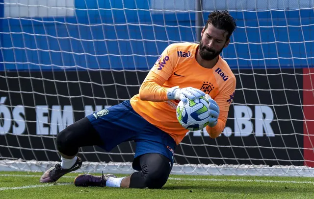 Goleiro Alisson desfalca Brasil diante de Guiné por causa da trauma no dedo mindinho