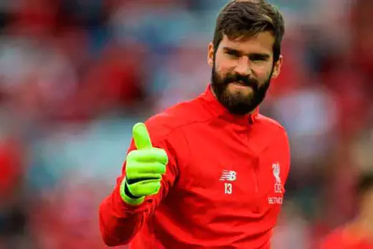 Com dores abdominais, Alisson desfalca Liverpool na Supercopa da Inglaterra