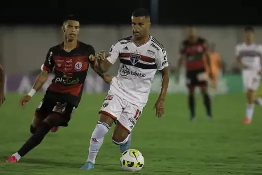 Alisson sente dores no joelho e pode desfalcar São Paulo contra o Coritiba