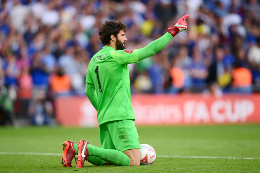 Alisson mantém final de 2019 “viva na memória” para alcançar bi com o Liverpool