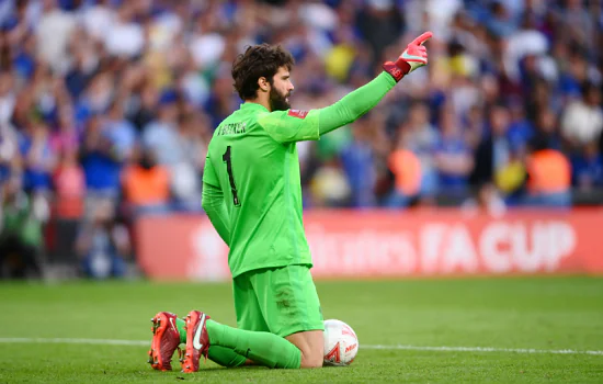 Alisson mantém final de 2019 “viva na memória” para alcançar bi com o Liverpool