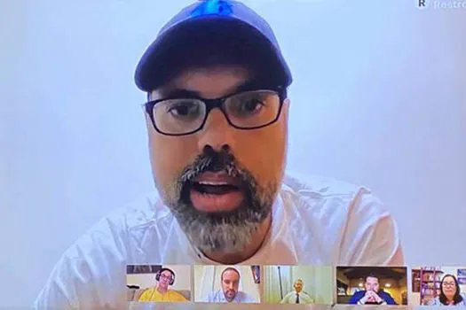 Em live, blogueiro Allan dos Santos diz que deixou o Brasil