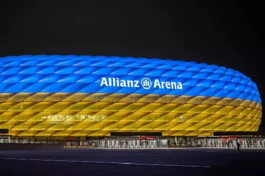 Em apoio à Ucrânia, Bayern de Munique ilumina arena com cores do país