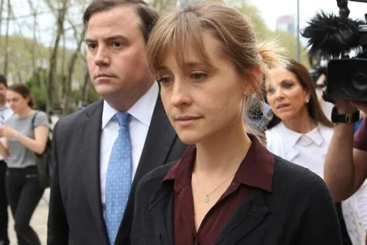 Allison Mack, de ‘Smallville’, deixa a prisão após dois anos detida